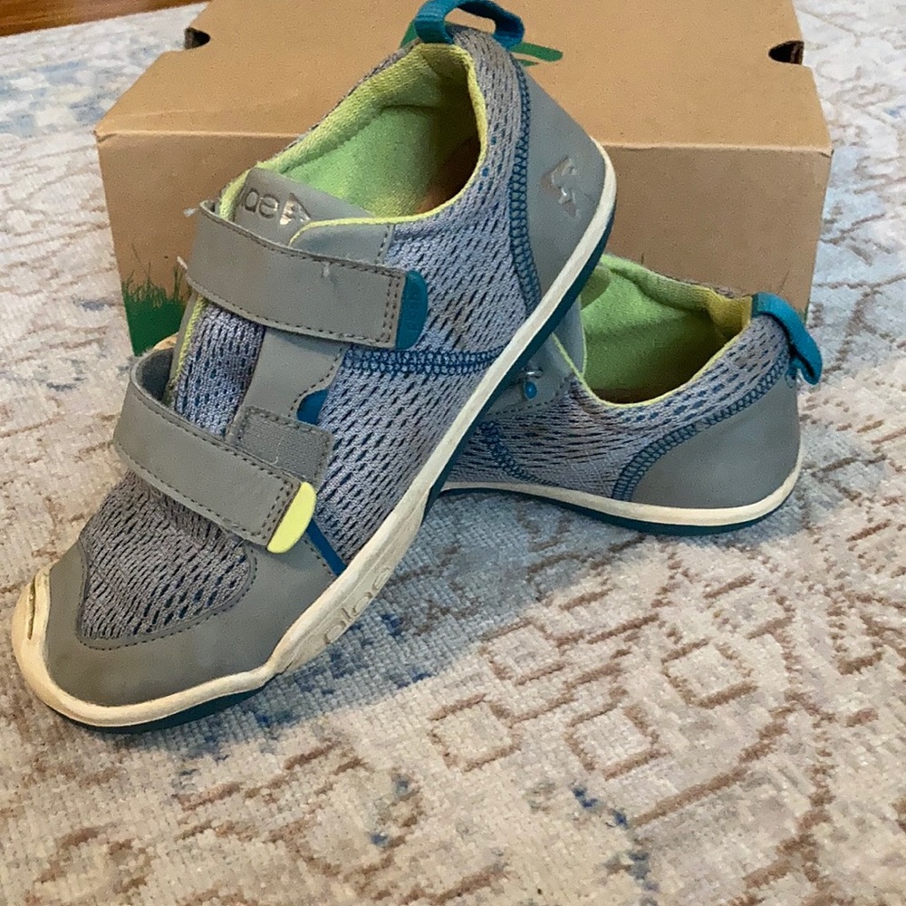Plae shoes sneakers boys girls size 2 gray play condition